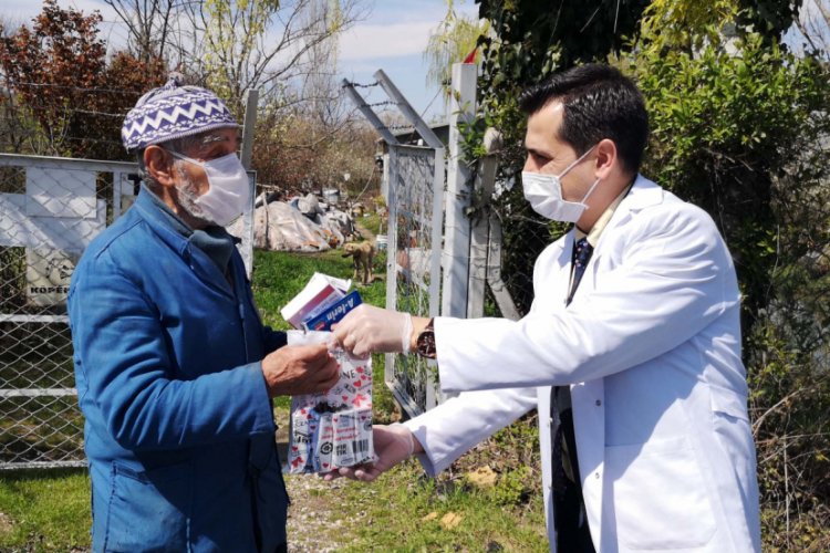 Bursa'da emekli öğretmen ilaçlarını getiren sağlık ekiplerini görünce gözyaşlarını tutamadı