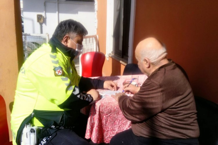 Bursa'da polis 'evde kal' dedi, 2 ay önce bağlanan aracını evine getirdi