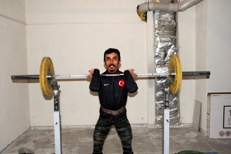 Milli halterci Muammer Şahin, olimpiyatlara sığınakta hazırlanıyor