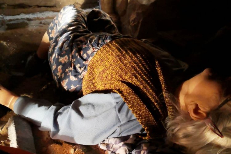 Evinin bodrumunda 8 saat mahsur kalan kadını itfaiye kurtardı
