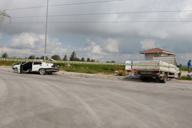 Otomobil kamyonetle çarpıştı: 3 ölü, 2 yaralı