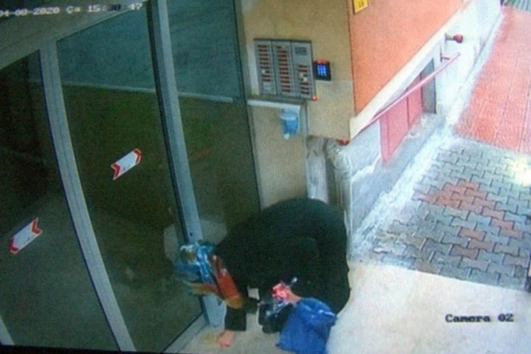 Elindeki sıvıyı asansör ve kapılara süren kadın yakalandı