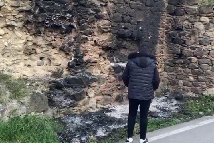 Bursa'da tarihi surlara zeytin dalı yakıp zarar verdiler