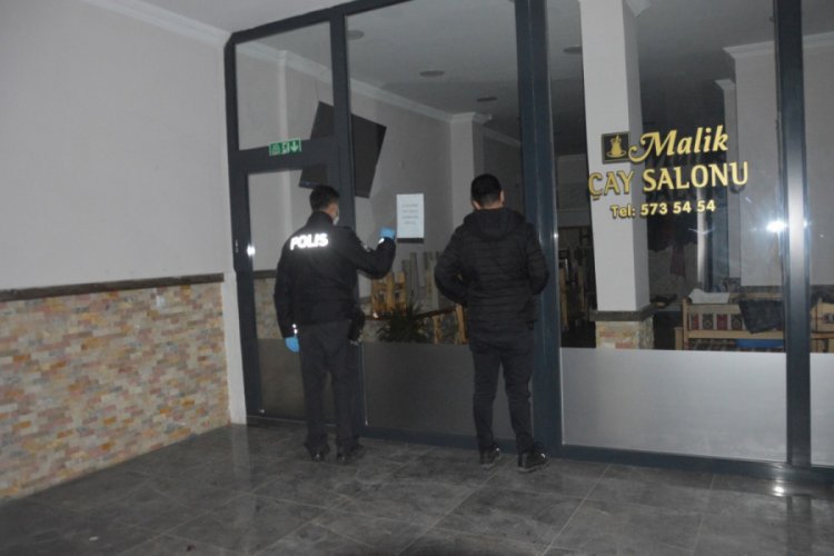Bursa'da dükkanının önüne park edilen motosiklete kızdı, ortalığı birbirine kattı