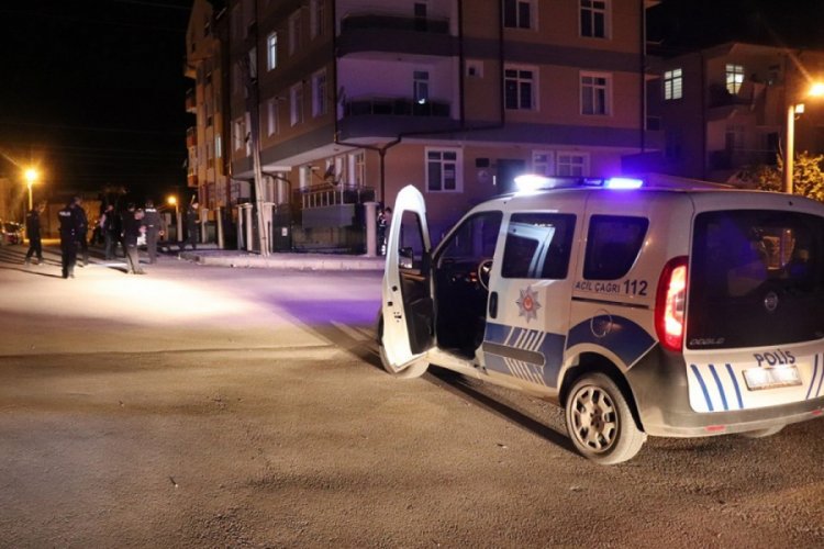 Silahla oynayan bir kişi kazayla kendini vurdu