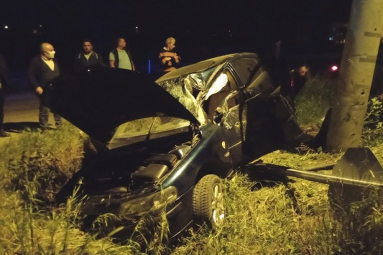 Bursa'da direksiyon hakimiyetini kaybeden sürücü elektrik direğine çarptı
