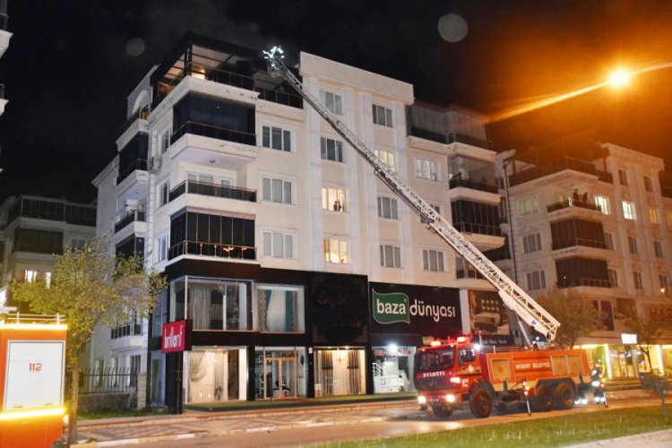 Çatıda çıkan yangın paniğe neden oldu