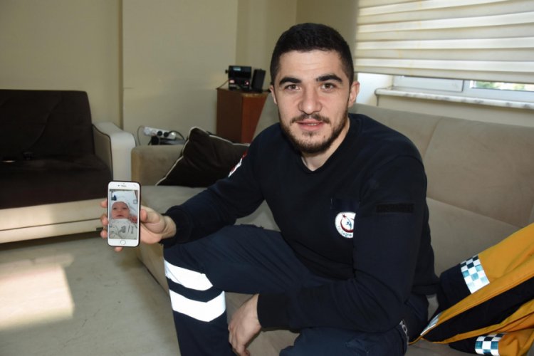 45 günlük bebeğini kameradan ve kapıdan görebiliyor