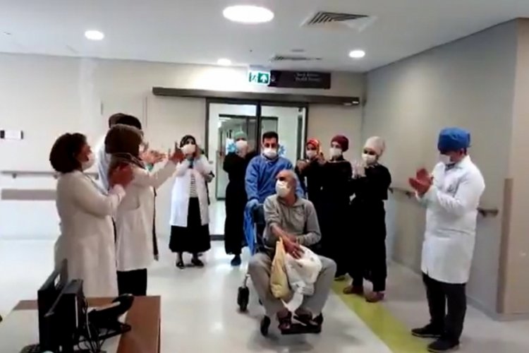 Elazığ'da koronavirüsü yenen 11 kişi alkışlarla taburcu oldu