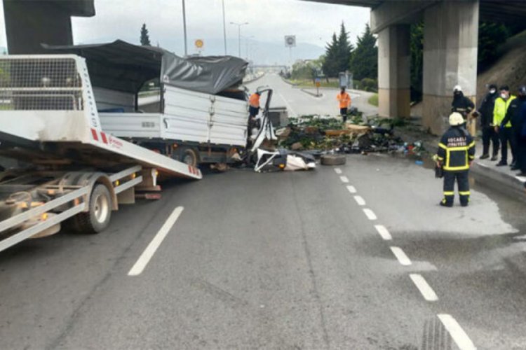 Kamyonet, köprülü kavşağın ayağına çarptı: 2 ölü