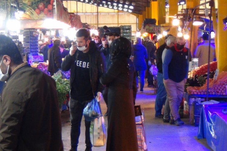 Bursalılar yasağı duyunca pazarlara akın etti