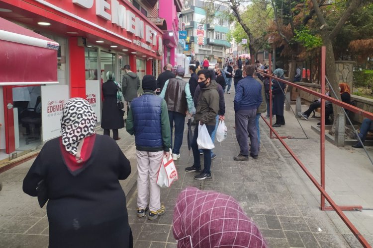 Bursa'da kasaplar önünde uzun kuyruklar oluştu