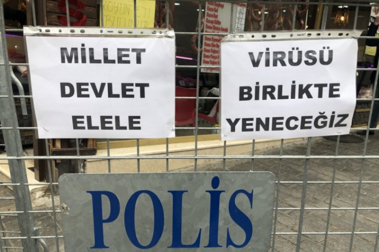 Bursa'da polise, barikatlara asılan yazılar ile moral