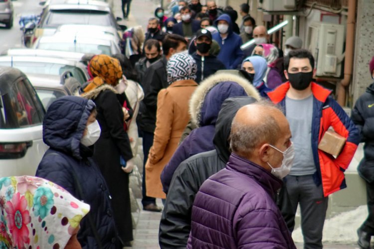 PTT kuyruğunda 'sosyal mesafe' unutuldu