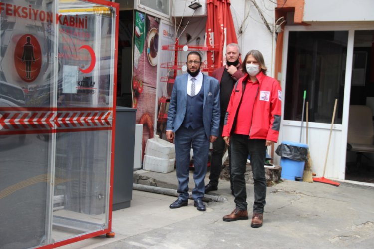 İzmirli iş insanı Kızılay'a dezenfeksiyon tüneli bağışladı