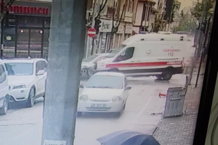 Bursa'da otomobil ile ambulansın çarpıştığı kaza kamerada