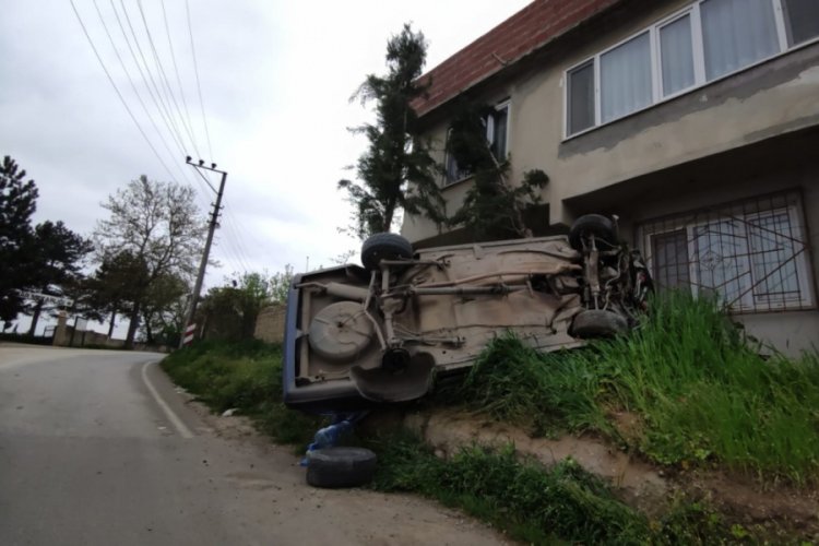 Bursa'da kontrolden çıkan otomobil, az daha eve çarpıyordu