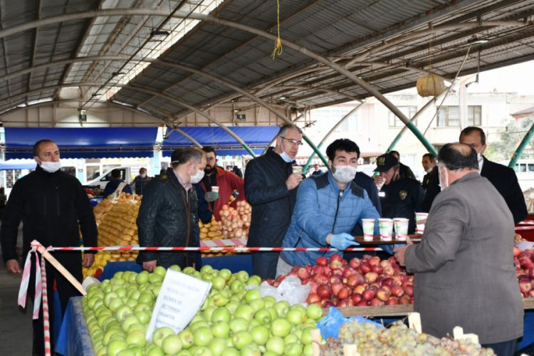 Bursa'da pazar yerinde sosyal mesafe tedbiri