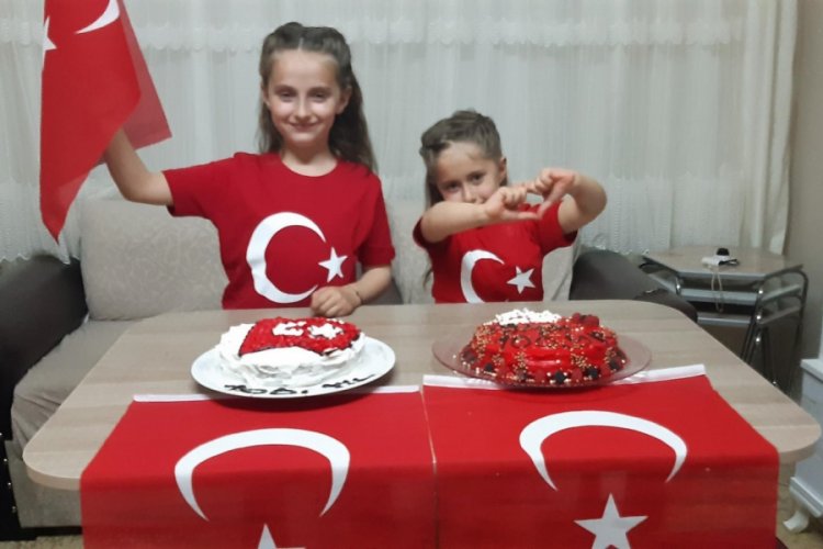 Bursa'da Türk bayraklı pasta yapıp 23 Nisan'ı kutladılar