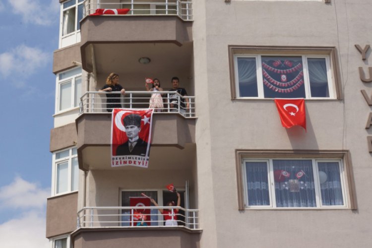 Bursa'da 7 yaşındaki Yade, balkondan 23 Nisan şarkıları söyledi