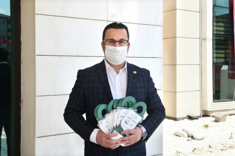 Bursa'da kapı kapı dolaşıp ücretsiz maske dağıtıyorlar