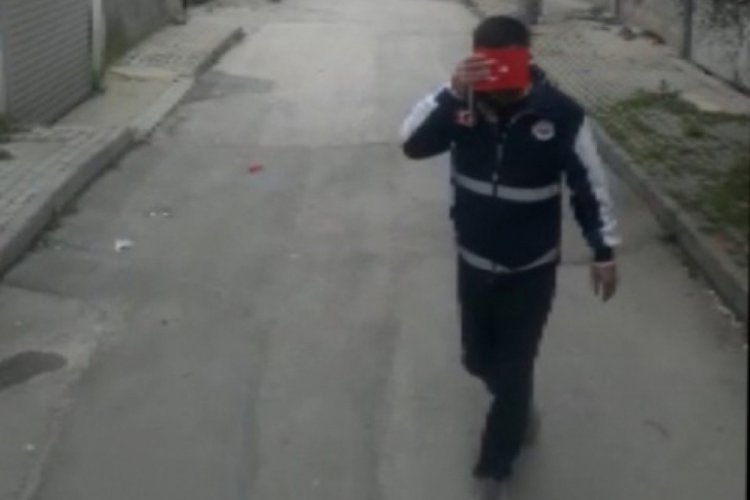 Bursa'da temizlik işçisi, yerdeki Türk bayrağını alıp, öperek cebine koydu