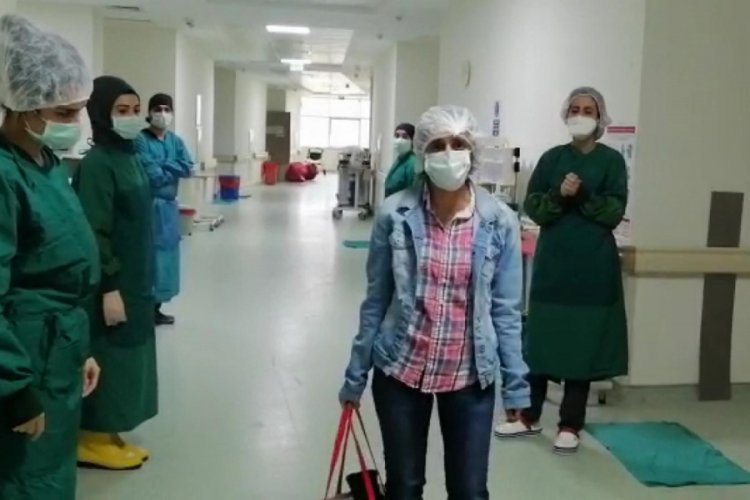 Bursalı hemşire koronavirüsü yenerek taburcu oldu