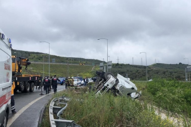 Bursa'da mıcır yüklü kamyon devrildi, sürücüsü hayatını kaybetti