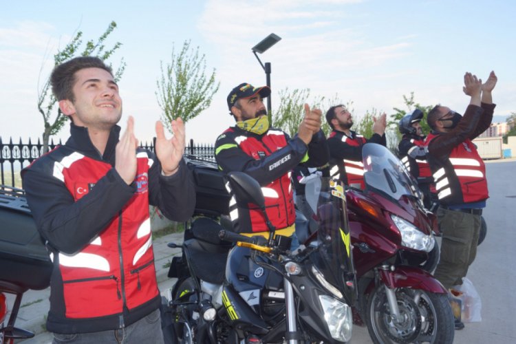 Bursa'da motosiklet kulübü üyelerinden koronavirüs tedavisi görenlere ziyaret