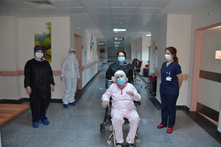 77 yaşındaki koronavirüs hastası, taburcu edildi