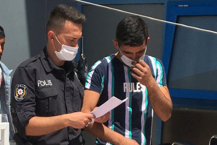 Sokağa çıkma yasağına uymayan 2 kardeş, motosikletle 2 polise çarptı