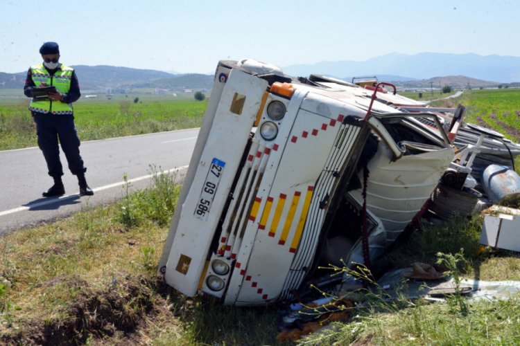 Şarampole devrilen kamyonun sürücüsü yaralandı