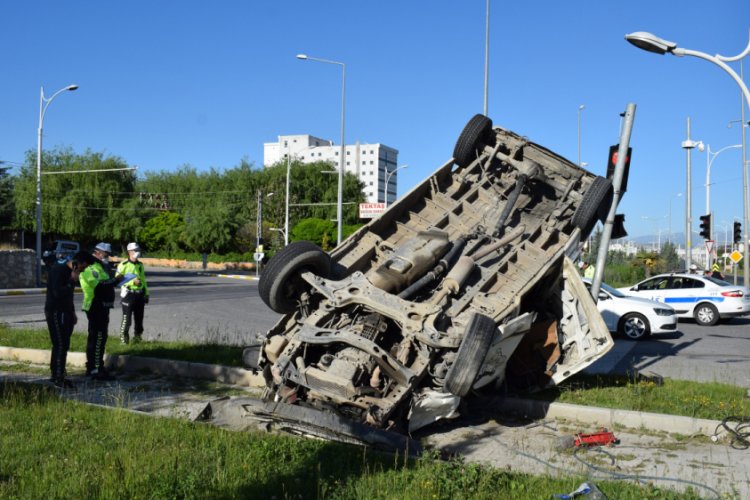 Kırmızı ışıkta geçen otomobil minibüse çarptı