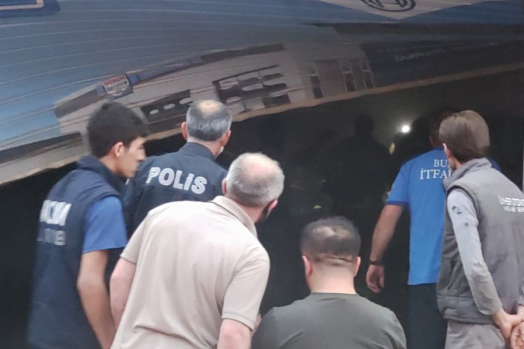 Bursa'da araç bakım servisinde yangın: 5 araç hasar gördü