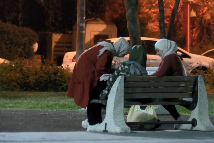 Yasak dinlemediler, sahilde çay ve nargile içtiler