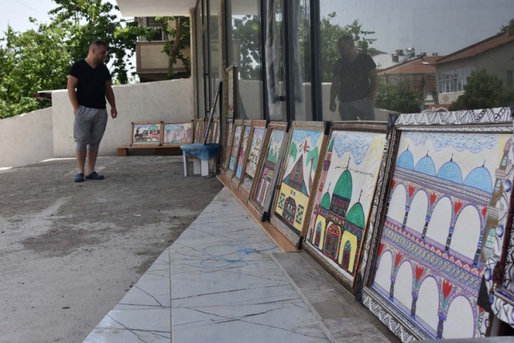 Bursa'da koronavirüs sebebiyle sergi salonları kapatılınca evinin önüne resim sergisi açtı