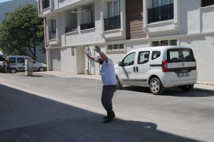 Bursa'da pideleri oynayarak servis ediyor