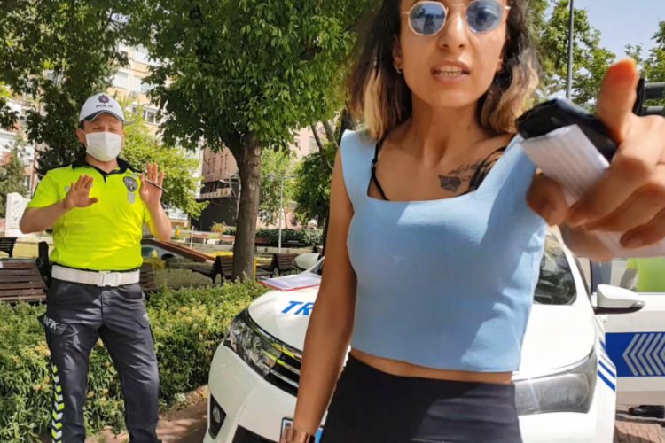 Bursa'da sokağa çıkma yasağını ihlal eden kadın, gazetecilere saldırdı