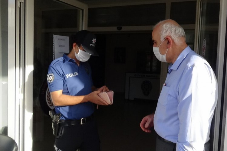 Sokakta bulduğu cüzdanı polise teslim etti