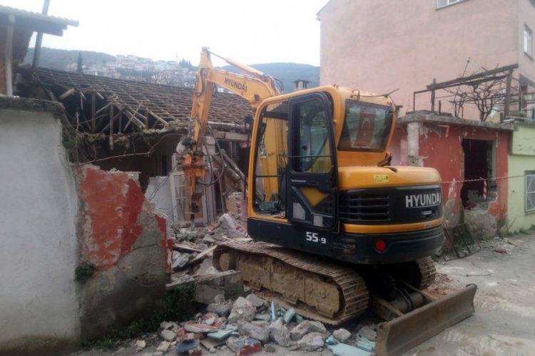 Bursa Osmangazi'de metruk yıkıldı