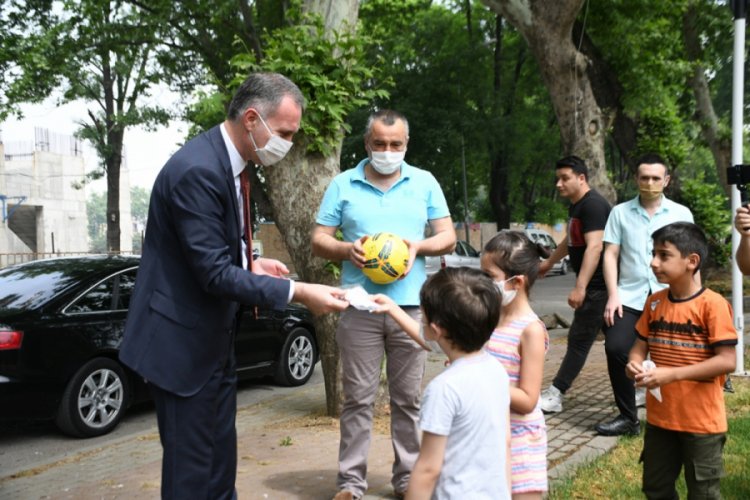 Bursa'da çocukların maskeleri başkan amcadan