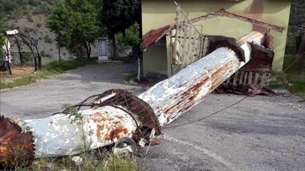 Şiddetli rüzgar, cami minaresini yıktı