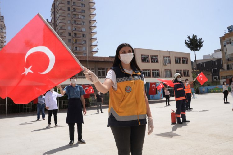 Kamu çalışanlarının kostümleriyle 'Evde Kal' mesajı verdiler