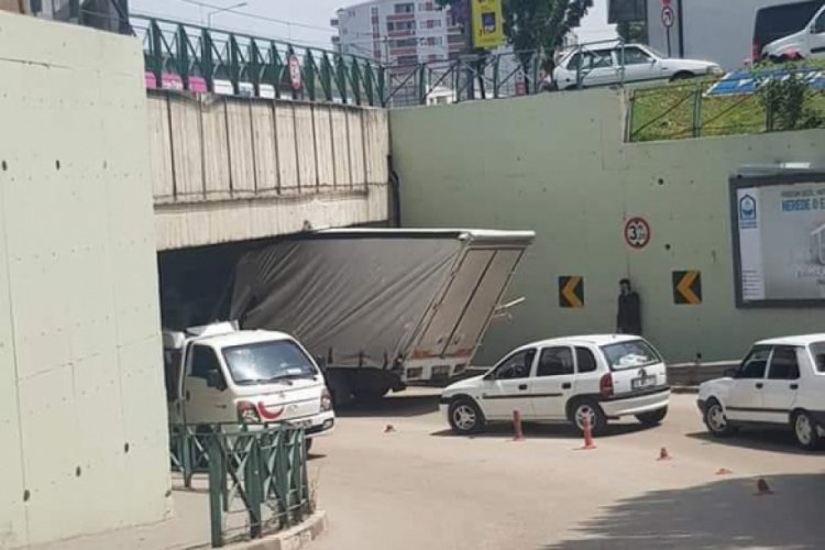 Bursa'da kamyonet üst geçide çarparak sıkıştı