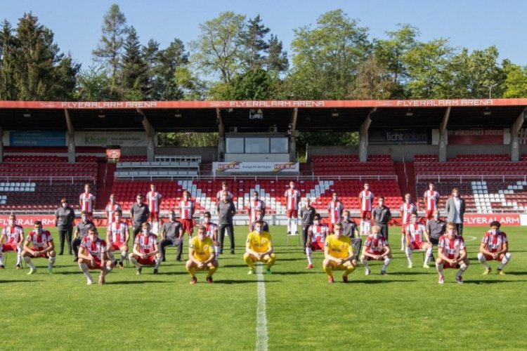 Almanya'da ilk sosyal mesafeli ve maskeli takım posteri
