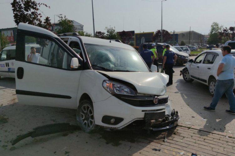 Bursa'da otomobille hafif ticari araç çarpıştı