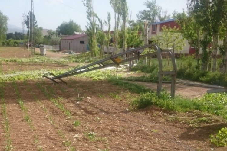 Fırtına ağaçları devirip elektrik direklerini büktü