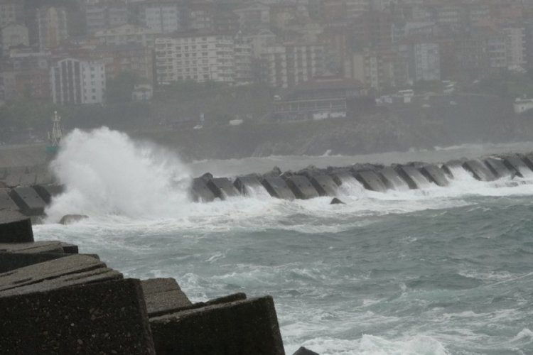 Zonguldak'ta şiddetli fırtına etkili oldu