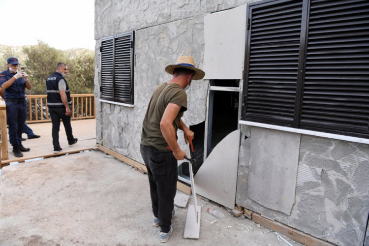 Kaçak villa, sahibi tarafından sökülüyor