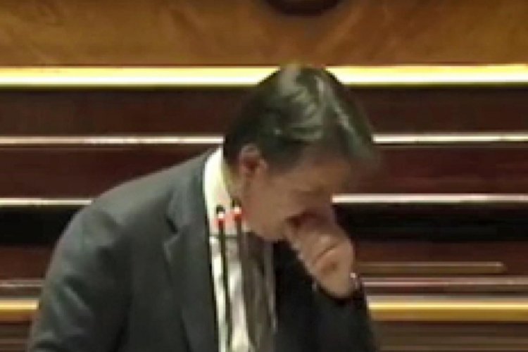 İtalya Başbakanı Conte'nin öksürük krizine 'Maske tak' tepkisi